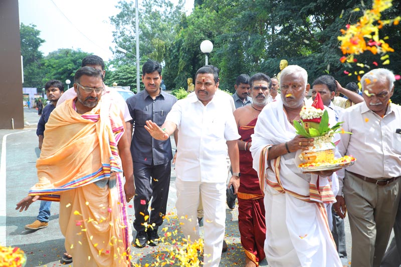 Sri Mulugu Ramalingeshwara Varaprasad Siddhanti was honoured with Jyotishyasastra Vignana Visharadha at Tummalapalli Kalakshetram, Vijayawada (60)